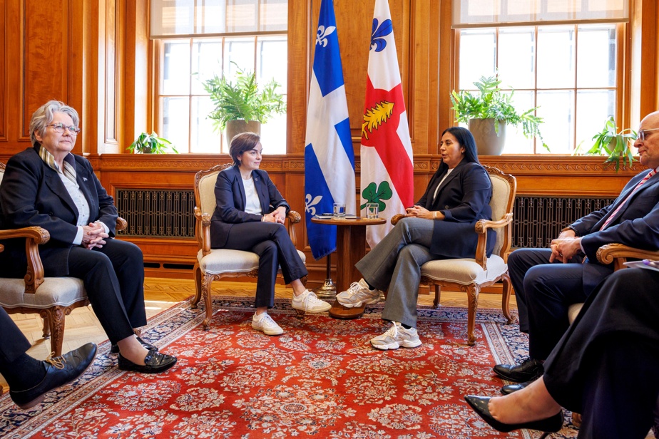 La mairesse de Montréal, Soraya Martinez Ferrada, et nouvelle première ministre du Québec, Christine Fréchette assises à l’hôtel de ville.