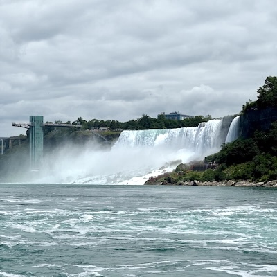 Chutes américaines du Niagara et tour d’observation vues depuis l’eau.