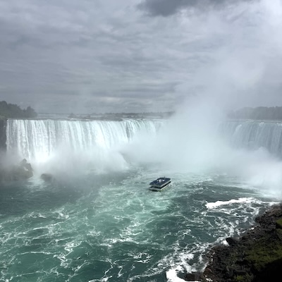 Bateau d’excursion naviguant dans la brume au pied des chutes du Fer-à-cheval à Niagara.